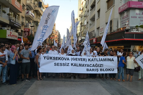 Devletin katliamları İzmirde protesto edildi