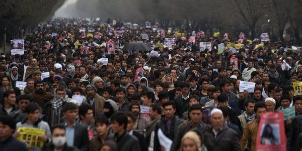 kabilde on binlerce kisi protesto etti