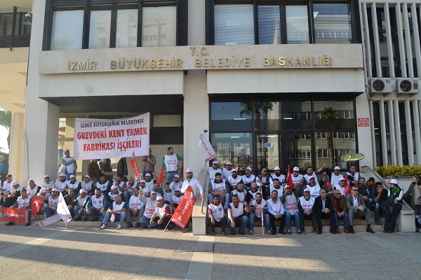 İzmirde işçilerden belediye önünde eylem