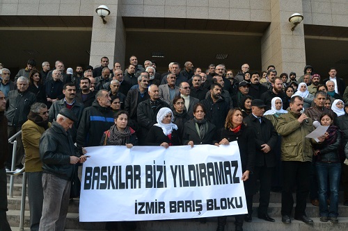 İzmirde gözaltılar protesto edildi