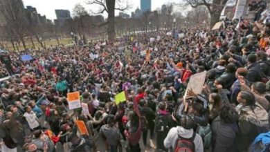ABDde binlerce öğrenci eğitim kesintilerini protesto etti