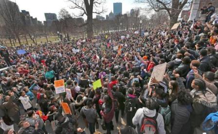 ABDde binlerce öğrenci eğitim kesintilerini protesto etti
