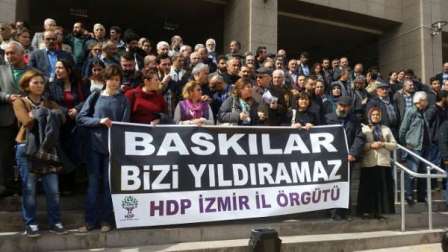 İzmirde operasyonlara karşı Adliye önünde protesto