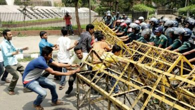 Bangladeş öğrenciler ayakta