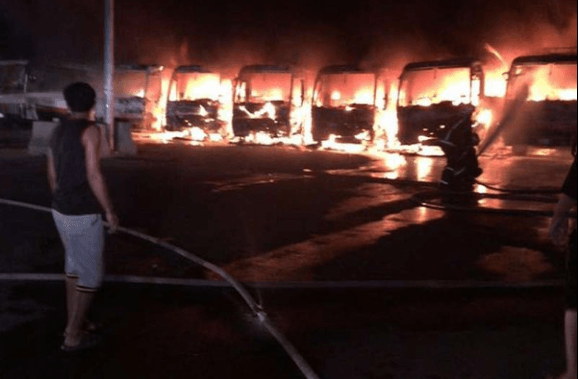 Sudi arabistanda işçiler araçları ateşe verdi