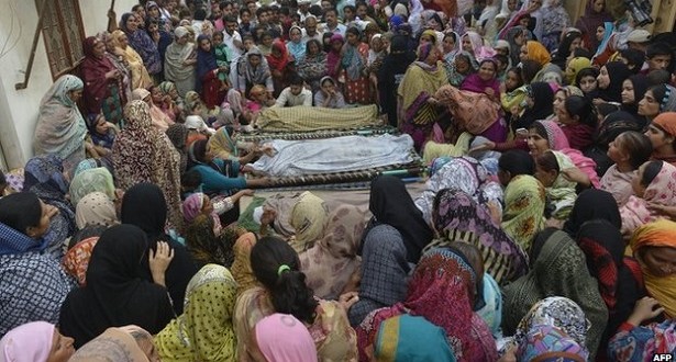 pakistan genç kadın yakılarak katledildi