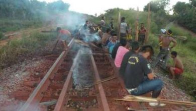 Brezilyada yerliler demiryolunu kesti