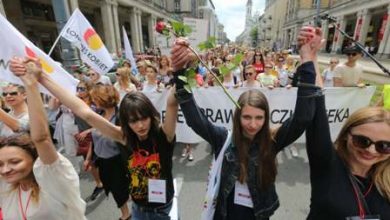 Polonyada binlerce kadın kürtaj yasasına karşı yürüdü