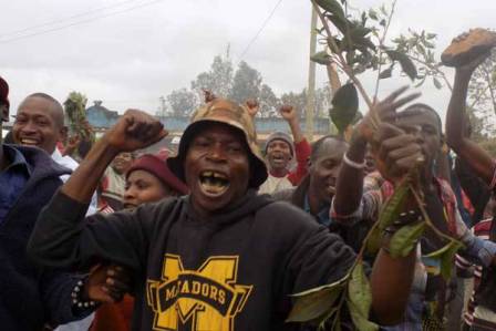 Kenyada köylüler fabrikayı işgal etti