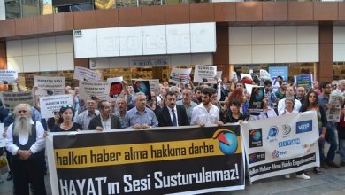İzmirde muhalif TV ve radyoların kapatılması protesto edildi