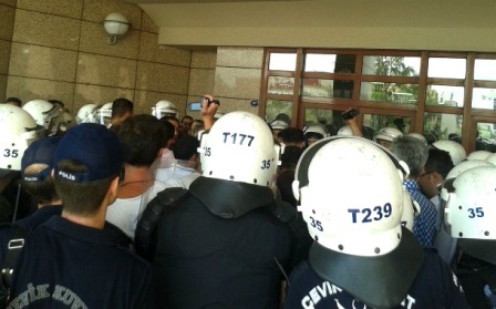İzmirde ÇHDli avukatlara polis saldırısı