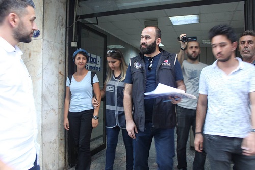 İzmirde Özgür Halk bürosuna polis baskını