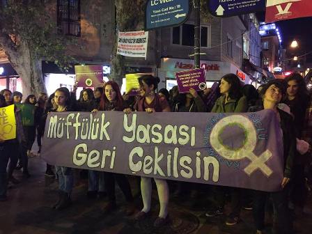 kadınlar yasa tasarısını protesto ettiler