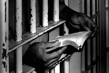 Yazarlar yasağa karşı kitaplarını mektuplara yazarak tutuklulara ulaştıracak