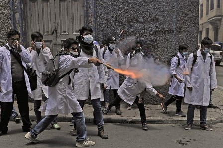 bolivyal doktorlar süresiz grevde 4