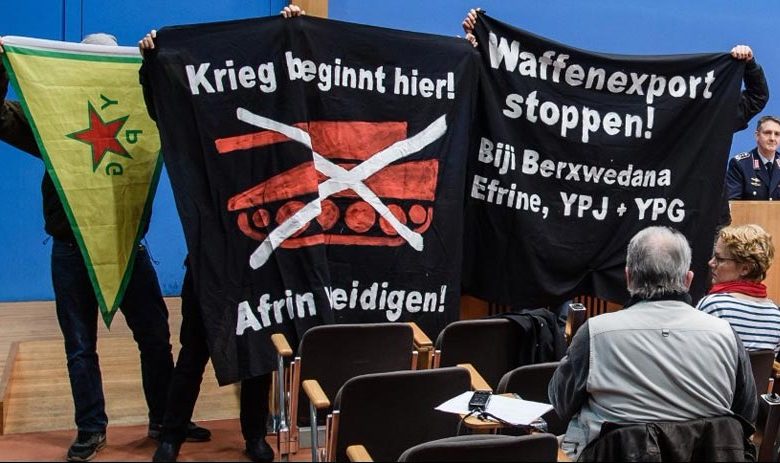 Protestocular Almanya Federal Basın Konferansını bastı