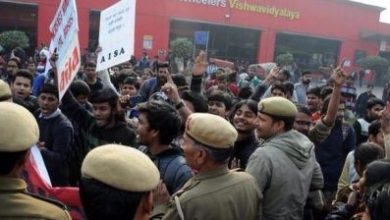 Yeni Delhi Üniversite öğrencileri metro istasyonunu işgal etti