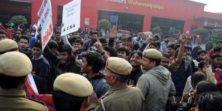 Yeni Delhi Üniversite öğrencileri metro istasyonunu işgal etti