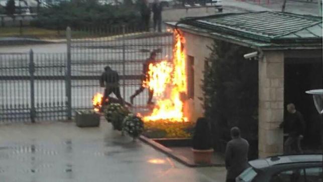 işçi kendini meclis önünde yaktı